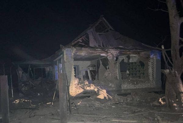 Вночі росіяни атакували дронами Суми: пошкоджено багатоповерхівку, є поранені (фото, відео)