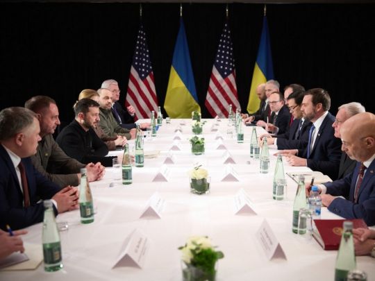 Зеленський у Мюнхені відмовився підписувати угоду про контроль США над українськими корисними копалинами, — ЗМІ