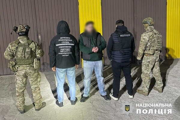 Выезд за границу за 12 тысяч долларов: в Одессе разоблачили переправщиков военнообязанных