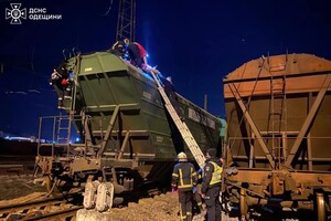 На железной дороге в Одессе двух подростков поразило током: один из них скончался (обновлено)
