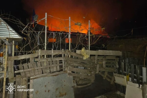 Горят частные жилые дома: последствия вечерней атаки БпЛА на пригород Одессы
