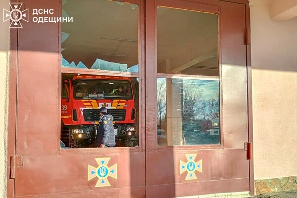 Массированная атака БпЛА на Одесский район: есть повреждения, травмировались люди (обновлено)