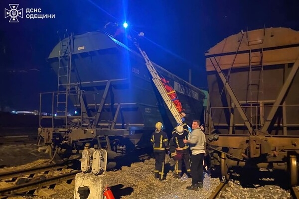 На железной дороге в Одессе двух подростков поразило током: один из них скончался (обновлено)