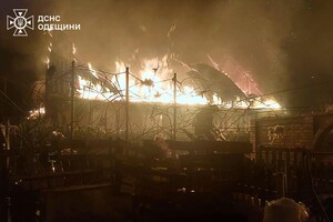 Горят частные жилые дома: последствия вечерней атаки БпЛА на пригород Одессы