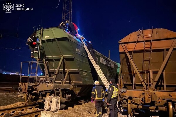 На железной дороге в Одессе двух подростков поразило током: один из них скончался (обновлено)