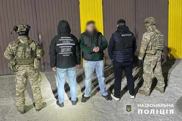Выезд за границу за 12 тысяч долларов: в Одессе разоблачили переправщиков военнообязанных