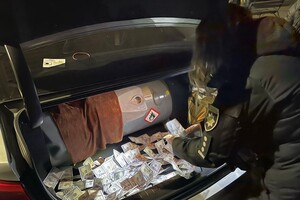 Выезд за границу за 12 тысяч долларов: в Одессе разоблачили переправщиков военнообязанных