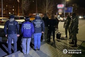 Выезд за границу за 12 тысяч долларов: в Одессе разоблачили переправщиков военнообязанных