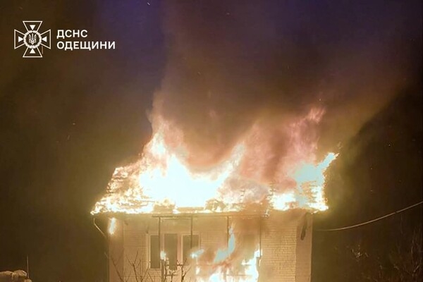 Горят частные жилые дома: последствия вечерней атаки БпЛА на пригород Одессы