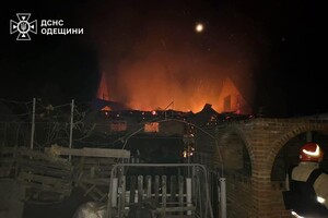Горят частные жилые дома: последствия вечерней атаки БпЛА на пригород Одессы