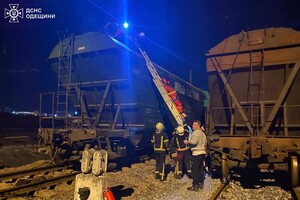 На железной дороге в Одессе двух подростков поразило током: один из них скончался (обновлено)