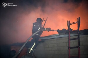 Пожар, повреждения домов и пострадавший: последствия ночного обстрела Одесской области (обновлено)