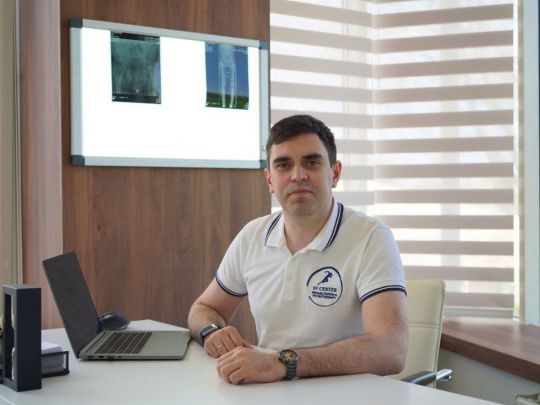 «Ми відновили пацієнту рухливість плеча і зняли біль, застосувавши сучасний імплант, створений на основі… шкіри свині», — травматолог Дмитро Яровий