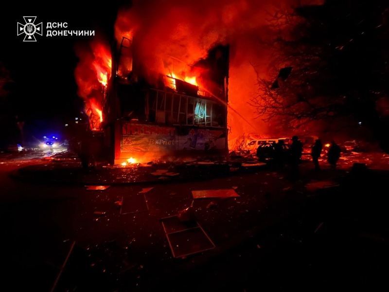 Росіяни вдарили по Добропіллю: більше десяти людей загинуло, багато поранених (фото, відео)