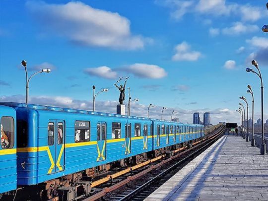 У Києві через НП частково паралізована «червона» гілка метро: що сталося