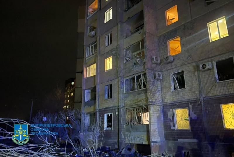 Вночі у Чернігові ворожий дрон прилетів у багатоповерхівку (фото)