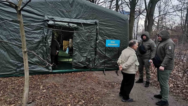 Вночі у Чернігові ворожий дрон прилетів у багатоповерхівку (фото)