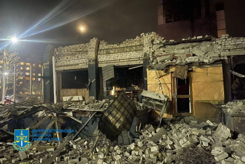 Вночі у Чернігові ворожий дрон прилетів у багатоповерхівку (фото)