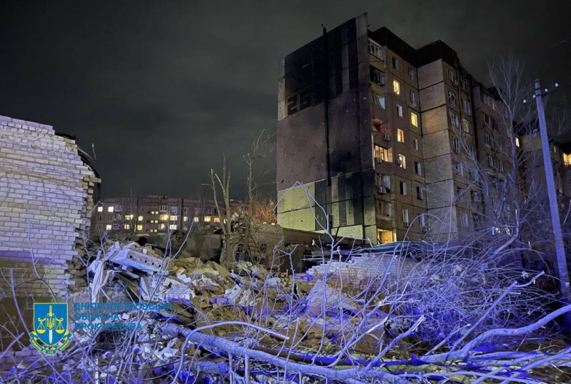 Вночі у Чернігові ворожий дрон прилетів у багатоповерхівку (фото)