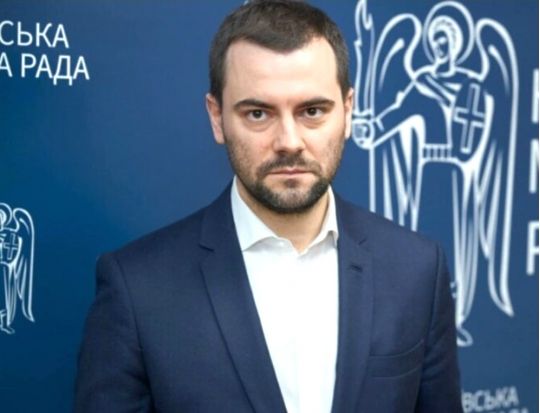Будинок у розкішному містечку, тендери без конкуренції: що ховається за моніторингом ЗМІ від «слуги» Мариківського