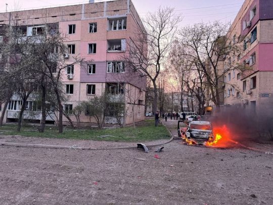 «Палала автівка, а в ній — тіло жінки»: парамедик про пережите на місці ракетного удару в Кривому Розі