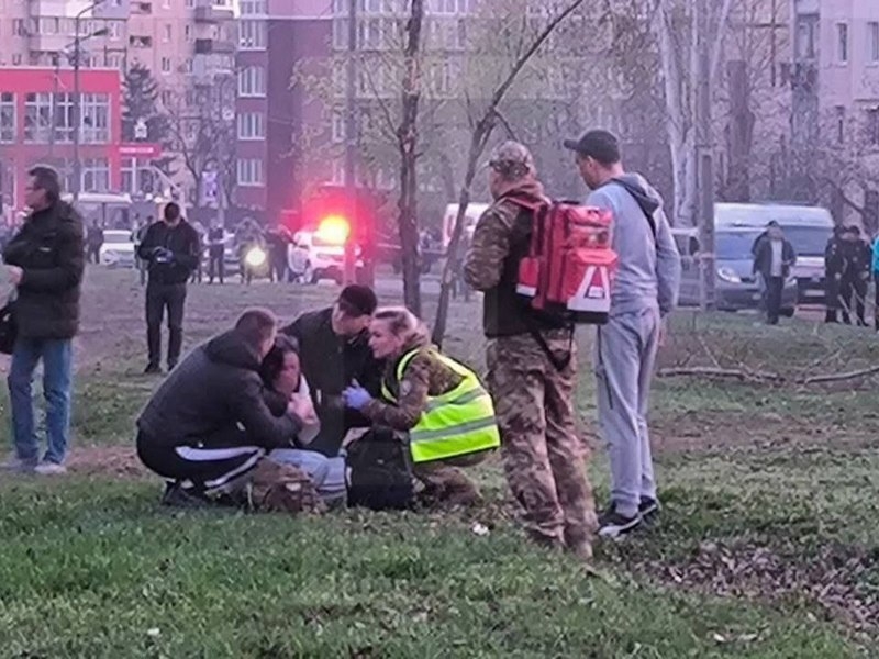 «Палала автівка, а в ній — тіло жінки»: парамедик про пережите на місці ракетного удару в Кривому Розі