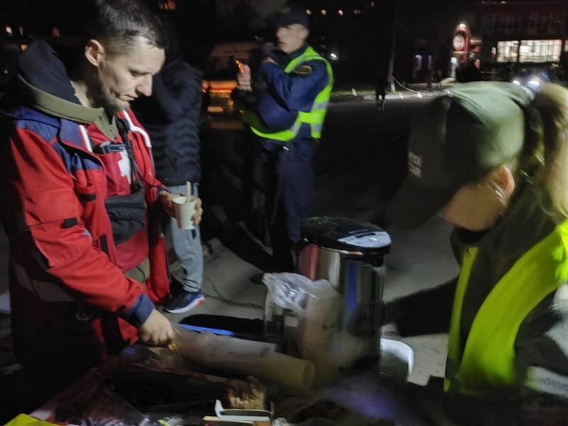 «Палала автівка, а в ній — тіло жінки»: парамедик про пережите на місці ракетного удару в Кривому Розі