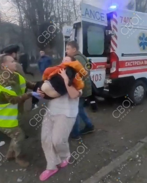 «Палала автівка, а в ній — тіло жінки»: парамедик про пережите на місці ракетного удару в Кривому Розі