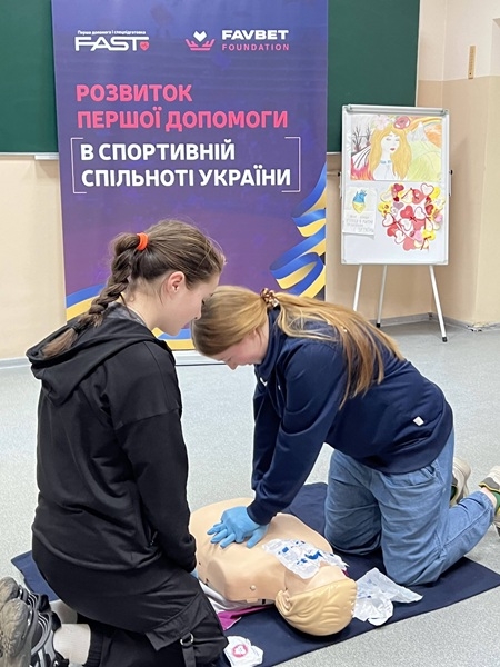 Favbet Foundation та FAST навчають рятувати життя: новий етап тренінгів для учнів спортивного ліцею