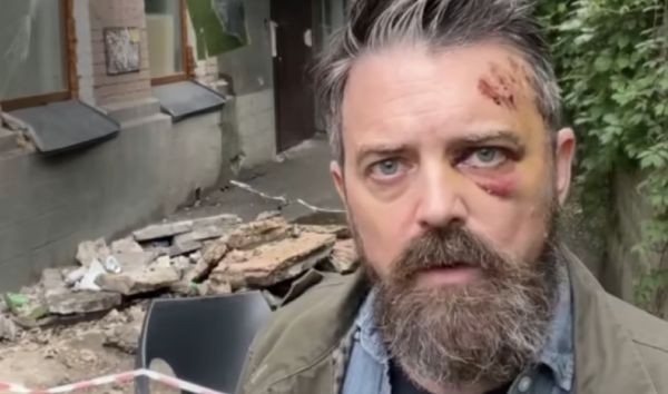 Не дрон і не ракета: у Києві обвалився балкон з американським режисером