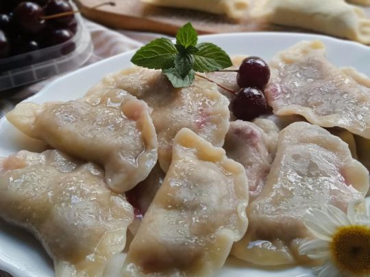 Вареники з вишнями: смачні як гарячими, так і холодними