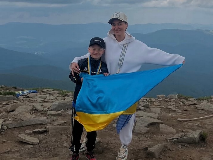 Чекають страшні випробування: популярна акторка заспівала гімн на вершині Говерли