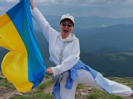 Чекають страшні випробування: популярна акторка заспівала гімн на вершині Говерли