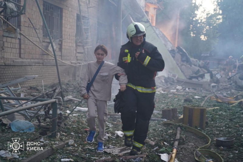 Київ знову під ударом: пошкоджено станцію метро, зруйновано багатоповерхівку, є загиблі (фото, відео)