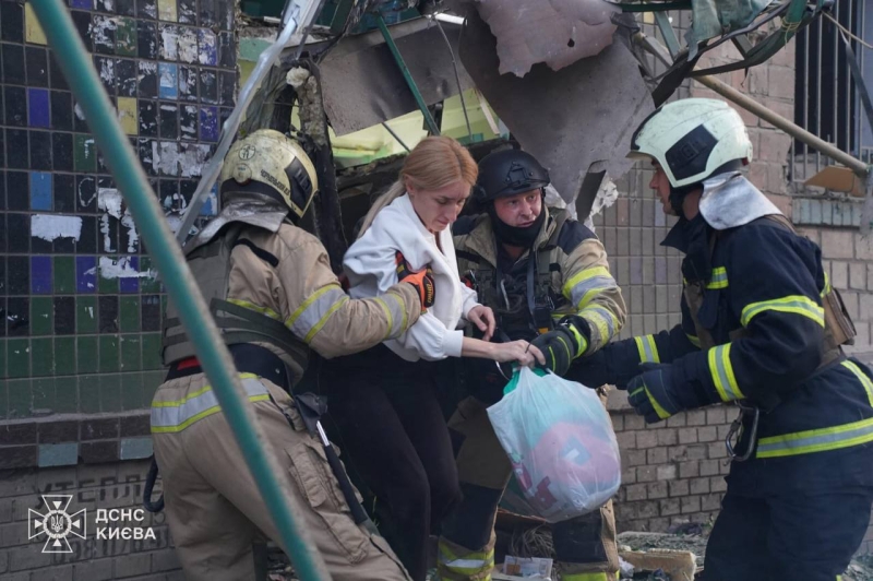 Київ знову під ударом: пошкоджено станцію метро, зруйновано багатоповерхівку, є загиблі (фото, відео)