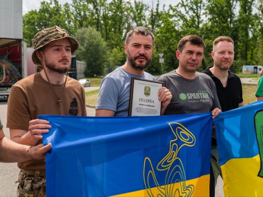 Ще 3 фури «Павутиння»: Кіноспілка на чолі з Артемом Колюбаєвим передала нову партію антидронових сіток для фронту