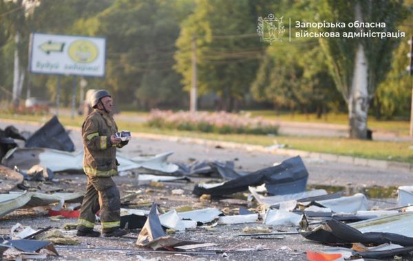 Щонайменше 9 ворожих БпЛА атакували Запоріжжя: вибиті вікна в будинках, виникли пожежі