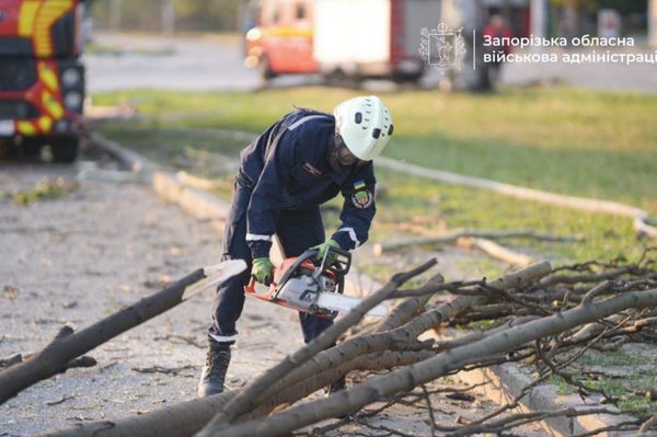 Щонайменше 9 ворожих БпЛА атакували Запоріжжя: вибиті вікна в будинках, виникли пожежі