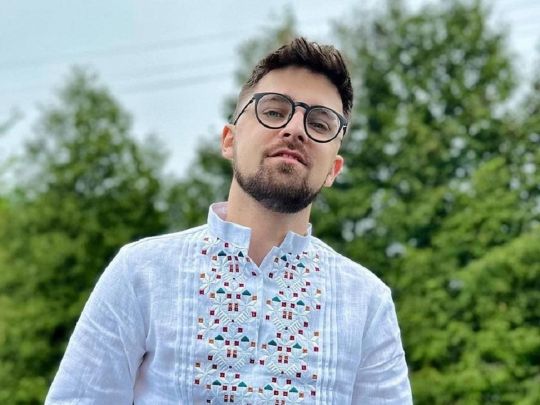 «Уперше в житті залишив автограф на футбольній бутсі»: співак Юлік зустрівся з українськими біженцями у Лондоні