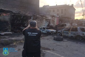 Уничтоженные автомобили, гибель охранника и пожары: последствия ночного обстрела Одессы (обновлено)