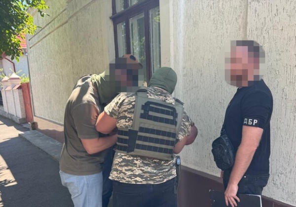 Семь тысяч долларов за избежание службы: в Одесской области разоблачили правоохранителей и чиновника ТЦК