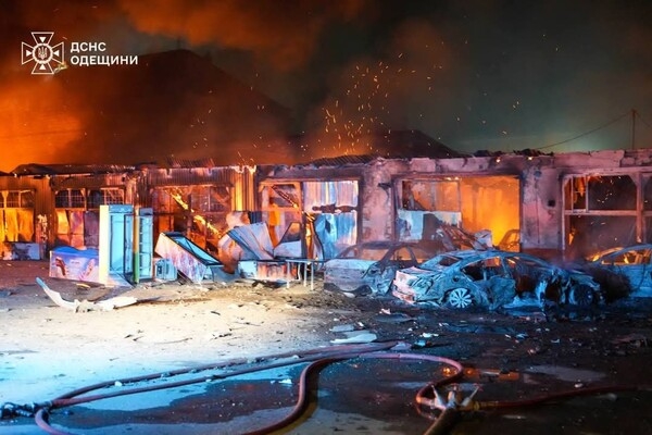 Уничтоженные автомобили, гибель охранника и пожары: последствия ночного обстрела Одессы (обновлено)