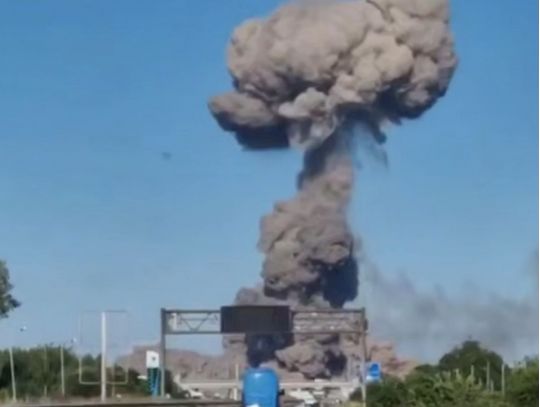 Вибух у Житомирі: через потужний спалах біля АЗС є постраждалі, траса на Київ заблокована